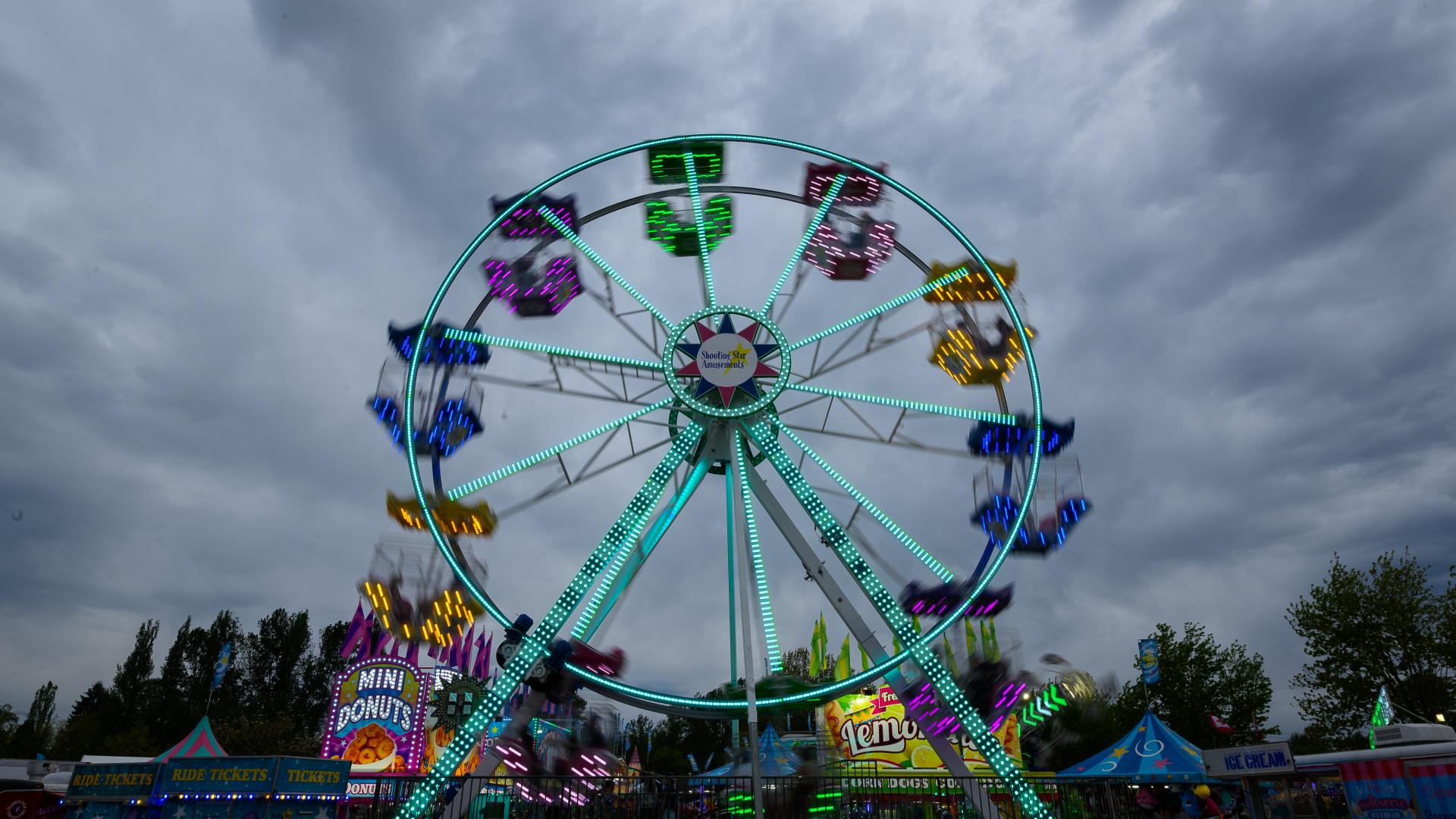 Ferris Wheel, cloudy sky