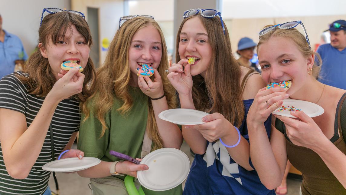 GROUP OF TEENS EATING