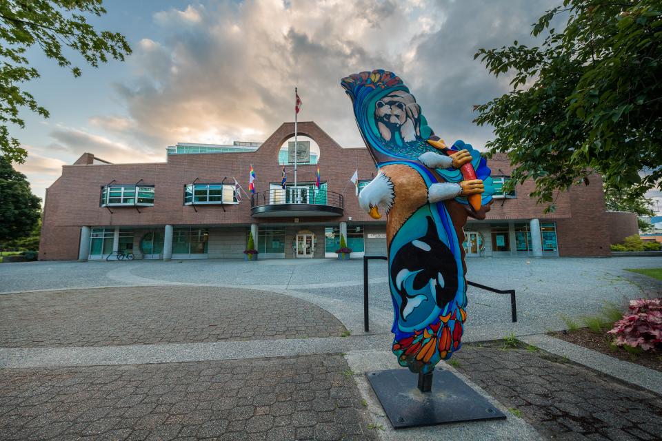 East entrance of Municipal Hall, featuring eagle statue.